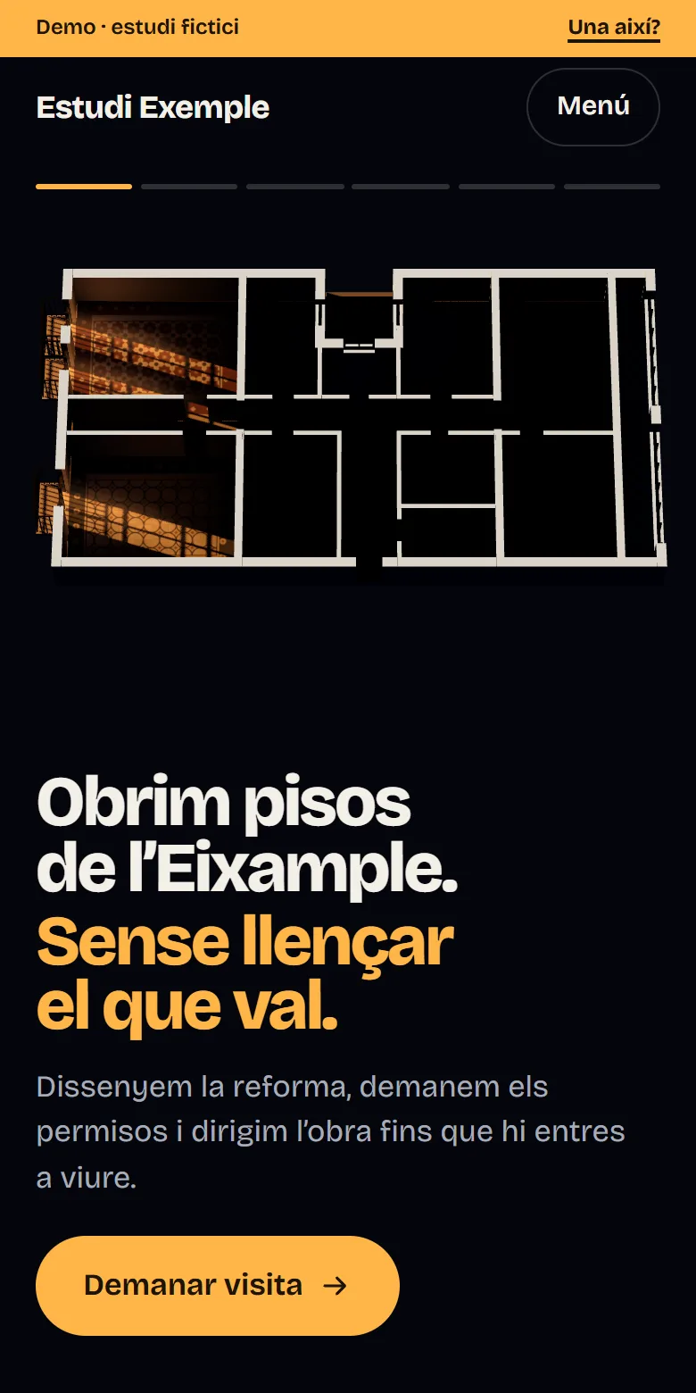 Captura de la demo en un mòbil: l’avís que és una demo, el nom Estudi Exemple, les sis fases de l’obra, el pis vist des de dalt de nit amb la llum dels fanals entrant pels balcons, «Obrim pisos de l’Eixample. Sense llençar el que val.» i el botó de demanar visita.